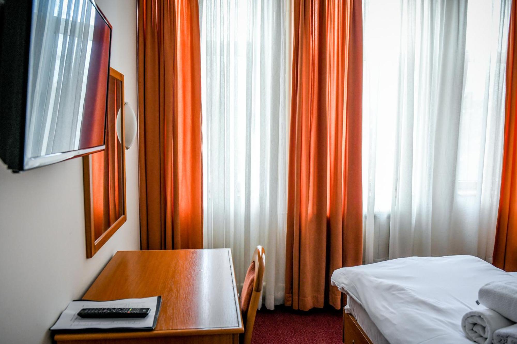 Hotel Fontana Bačka Palanka Exteriör bild