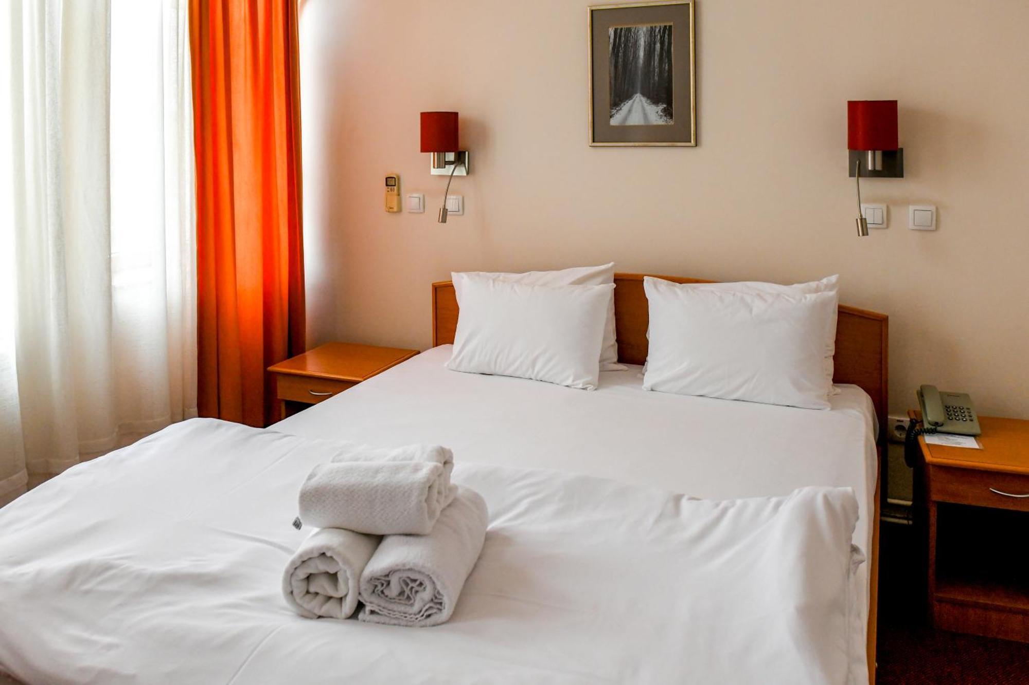Hotel Fontana Bačka Palanka Exteriör bild