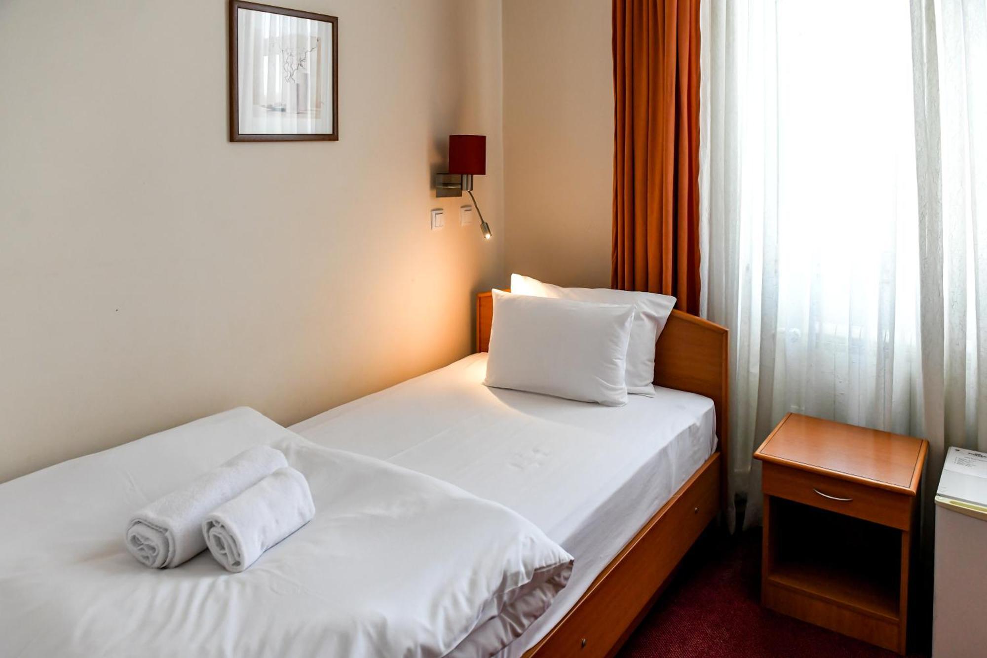 Hotel Fontana Bačka Palanka Exteriör bild
