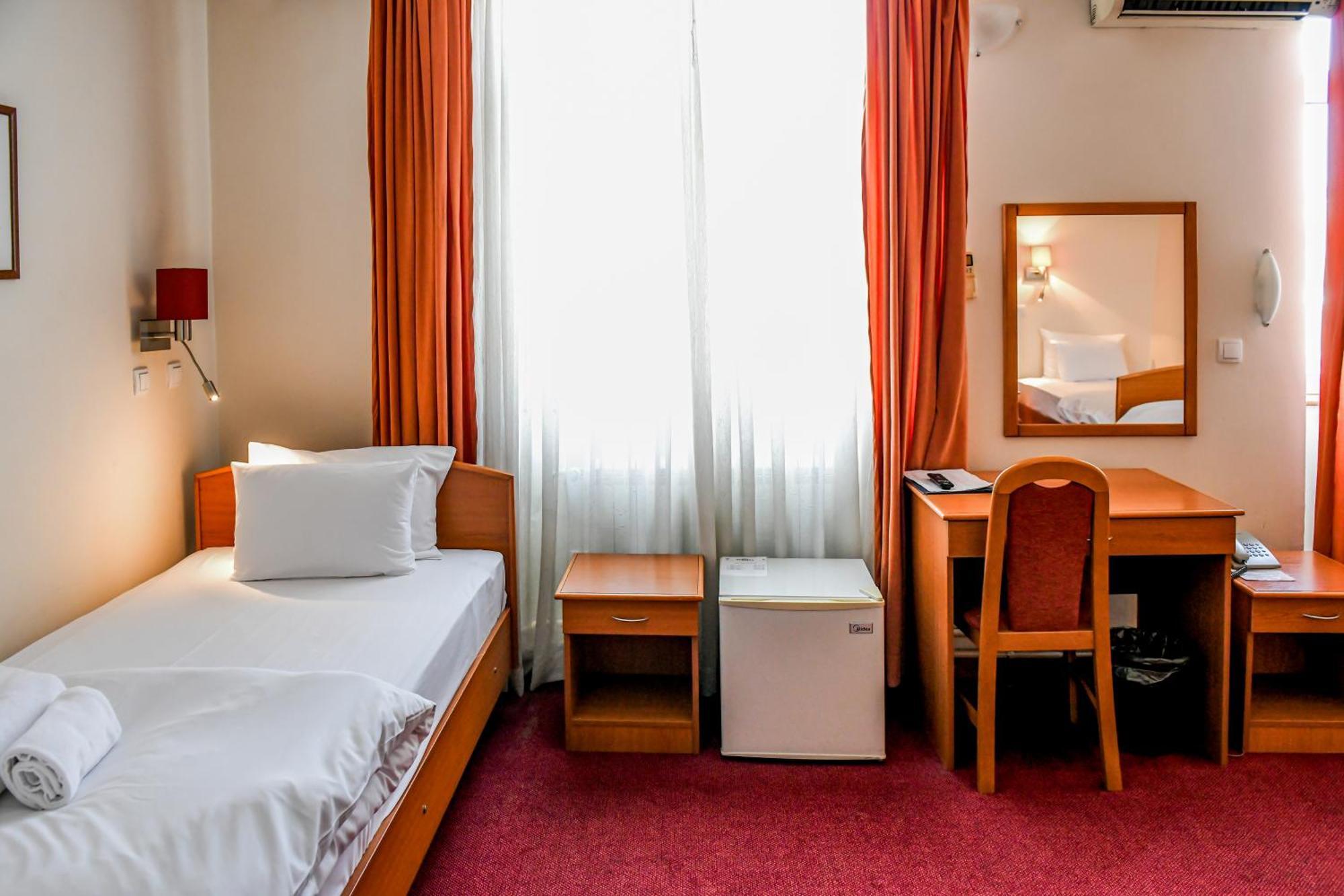 Hotel Fontana Bačka Palanka Exteriör bild