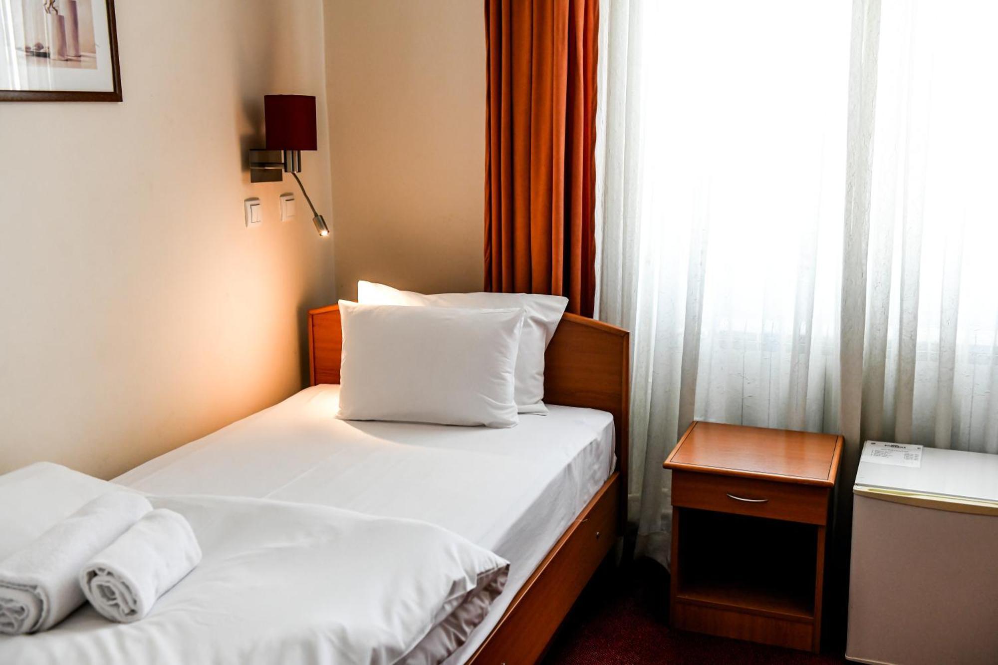 Hotel Fontana Bačka Palanka Exteriör bild