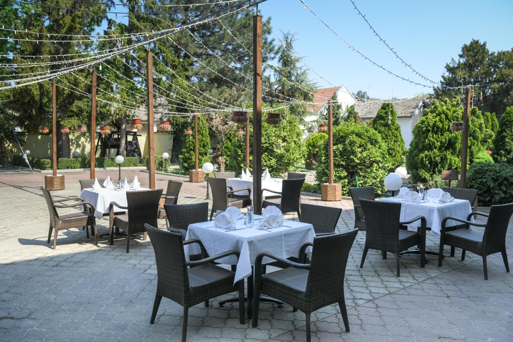 Hotel Fontana Bačka Palanka Exteriör bild