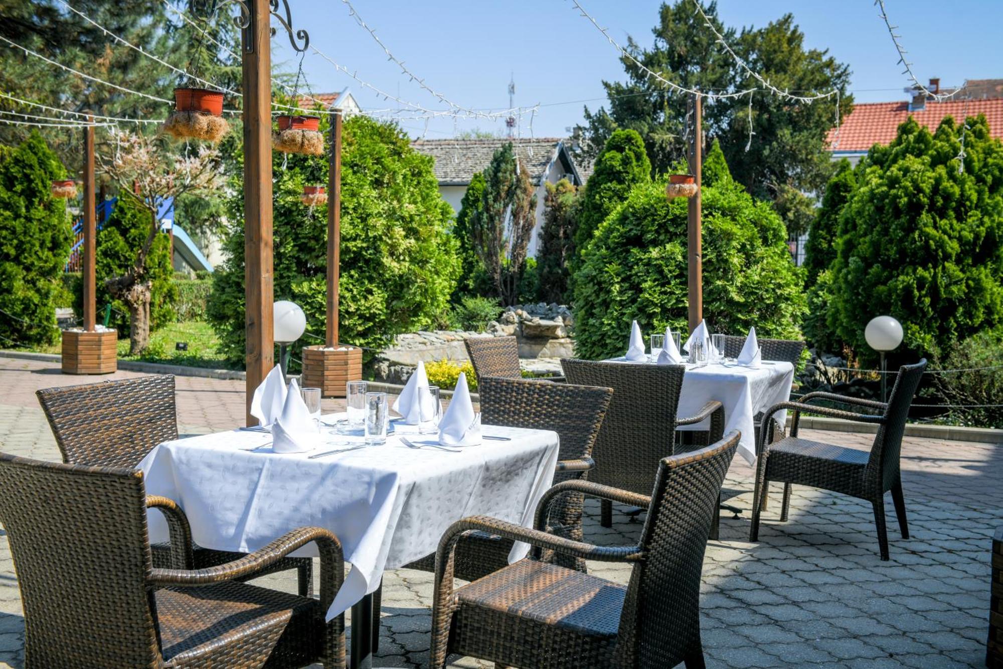 Hotel Fontana Bačka Palanka Exteriör bild